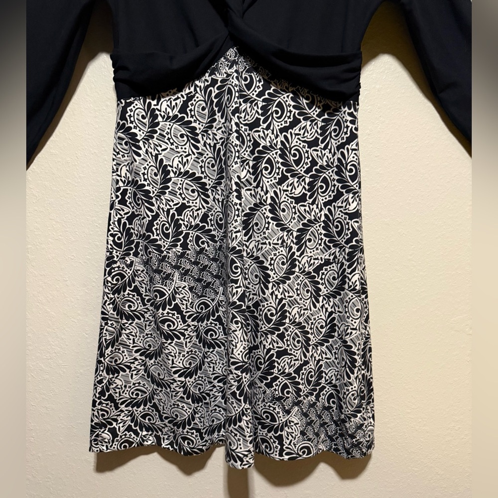 Title Nine Amelia Knot Front Dress | Black White Paisley Print | Stretch Large - Picture 5 of 5